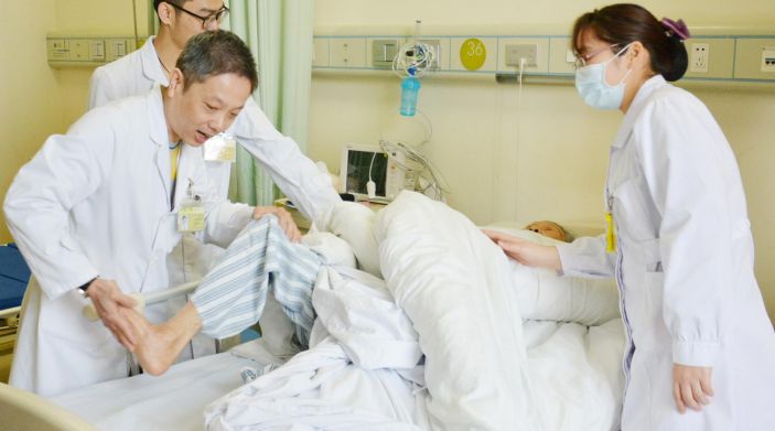 康美醫院成功爲百歲老人開展股骨微創手術